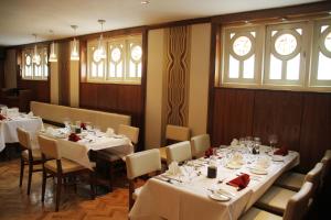 Um restaurante ou outro lugar para comer em Hibernian Hotel & Leisure Centre