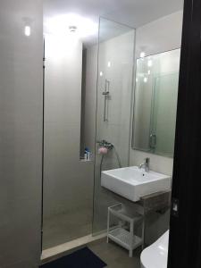 un bagno con lavandino e doccia in vetro di Luxury 2 BR Condo at Casa Grande Residence - Kasablanka Mall a Giacarta Altre 20 foto