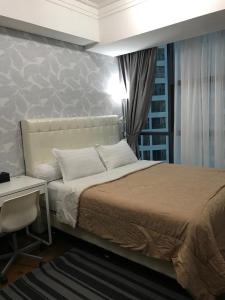 Ένα ή περισσότερα κρεβάτια σε δωμάτιο στο Luxury 2 BR Condo at Casa Grande Residence - Kasablanka Mall