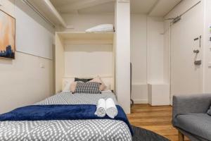 Llit o llits en una habitació de Readyset Apartments on Anthony