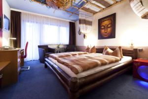 バート・ミュンダー・アム・ダイスターにあるThemen Hotel Terrassen Cafeの部屋の中に大きなベッドがある寝室 +67枚の写真