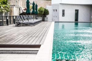 A piscina localizada em Plaza Damas by Plush ou nos arredores