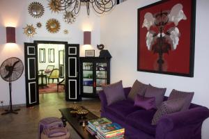 un soggiorno con divano viola e tavolo di Villa Don Hendrick (Adult Only) a Tangalle