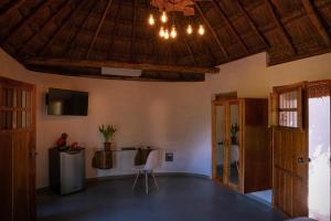 uma sala de estar com um tecto de madeira e uma mesa em Cenote San Ignacio em Chocholá