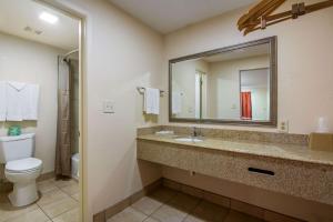 Koupelna v ubytování Motel 6-Winnie, TX