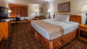 Best Western Clubhouse Inn & Suites tesisinde bir odada yatak veya yataklar