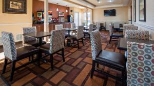 a restaurant with tables and chairs in a room at Best Western Plus Lubbock Windsor Inn in Lubbock