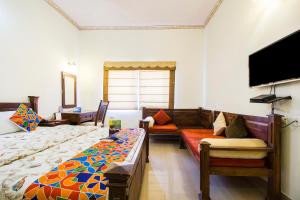 TV a/nebo společenská místnost v ubytování Hotel Raj Kothi Jaipur airport