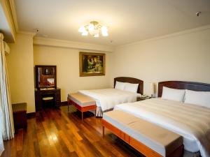 Una cama o camas en una habitación de Jiuwu Hotel