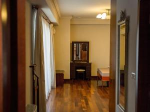 Una cama o camas en una habitación de Jiuwu Hotel