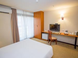 Una cama o camas en una habitación de Jiuwu Hotel