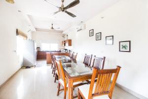 a kitchen and dining room with a table and chairs at Hotel Raj Kothi Jaipur airport in Jaipur