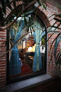 okno z niebieskimi zasłonami w pokoju w obiekcie B&B Convento S. Antonio w Como