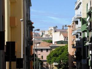 einen Blick auf die Stadt zwischen den Gebäuden in der Unterkunft Affittacamere Il Pittoresco in Cagliari