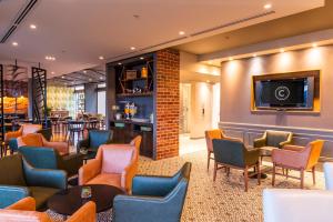 The lounge or bar area at aha Harbour Bridge Hotel & Suites