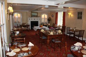 Restorāns vai citas vietas, kur ieturēt maltīti, naktsmītnē Lastingham Grange