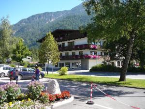 Un edificio con un mazzo di fiori davanti di Appartement Pillersee a Sankt Ulrich am Pillersee