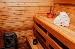 - un sauna avec des serviettes sur une plateforme en bois dans l'établissement Embrace Hotel & Apartments, à Pärnu