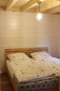 1 dormitorio con 1 cama en una habitación de madera en Ferienhaus 59, en Kinding