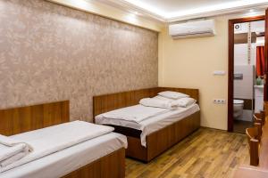 Zimmer mit 2 Betten und einem Bad in der Unterkunft BL.Apartmanház II. in Szeged