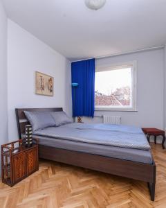 Кровать или кровати в номере Colorful Two Bedroom Apartment next to Serdika Center Sofia