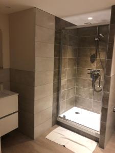 W łazience znajduje się prysznic ze szklanymi drzwiami. w obiekcie Domaine des Dutreve w mieście Saint-Étienne-des-Oullières