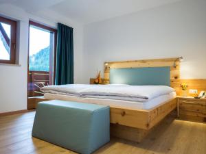 sypialnia z łóżkiem i dużym oknem w obiekcie Hotel Feldrand w mieście Riobianco