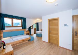 Großes Zimmer mit einem Bett und einem Fenster in der Unterkunft Hotel Feldrand in Weissenbach