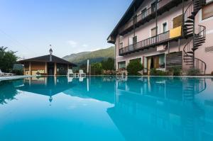 Bazén v ubytování Hotel Aurora nebo v jeho okolí