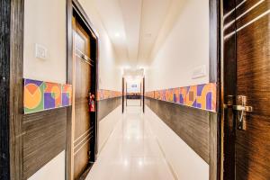 バンガロールにあるFabHotel Corporate Crown - Nr Jyoti Nivas Universityの廊下