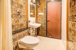 uma casa de banho com um WC e um lavatório em FabHotel Corporate Crown Koramangala em Bangalore