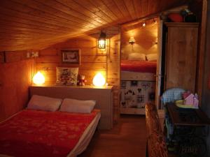 um quarto com 2 camas num chalé de madeira em LES CARROZ LE LAYS cosy apartment 40M2 vue montagne plein sud em Les Carroz d'Arâches