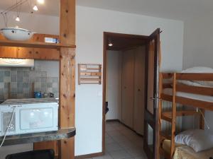 ラ・グランド・モットにあるL'Acapulcoのキッチン、二段ベッドが備わる小さな客室です。