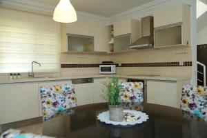 Кухня или мини-кухня в Villa Aslam, Kadriye Mahallesi 236 Sokak No: 1-4 Tolerance Golf Sitesi C-1 Blok, Serik, Antalya
