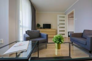 Televízia a/alebo spoločenská miestnosť v ubytovaní RentPlanet - Apartament Kościelna