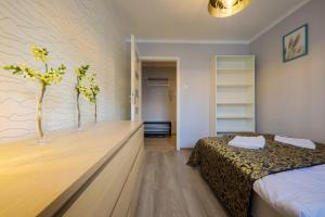 Posteľ alebo postele v izbe v ubytovaní RentPlanet - Apartament Kościelna