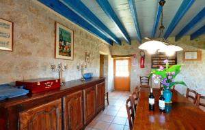 a dining room with a table with bottles of wine at Gîte La Maison du Bonheur in Dondas