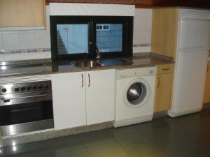 ポルトノボにあるATICO LAS FLORESのキッチン(シンク、洗濯機付)