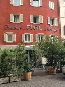 un bâtiment avec un panneau sur son côté dans l'établissement Hotel Figl ***S, à Bolzano