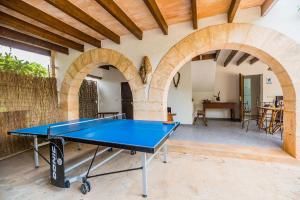 eine Tischtennisplatte in einem Raum mit Bögen in der Unterkunft Villa Can Boseta by SunVillas Mallorca in Pollença
