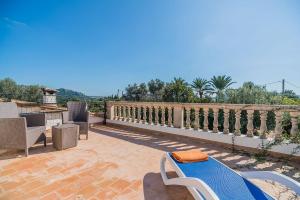 Ein Balkon oder eine Terrasse in der Unterkunft Villa Can Boseta by SunVillas Mallorca