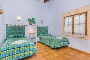 Ein Bett oder Betten in einem Zimmer der Unterkunft Villa Can Boseta by SunVillas Mallorca