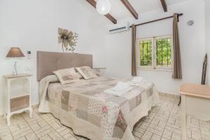 Ein Bett oder Betten in einem Zimmer der Unterkunft Villa Can Boseta by SunVillas Mallorca