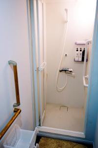 A bathroom at Fukuoka Tabiji Hostel & Guesthouse