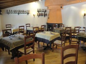 A seating area at Locanda del Brinsc