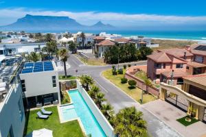 una vista aérea de una ciudad con casas y el océano en da Heim Guest House, en Ciudad del Cabo