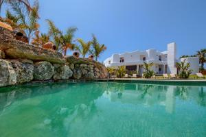 Bazén v ubytovaní Apartamentos Turisticos Bahia De Trafalgar alebo v jeho blízkosti