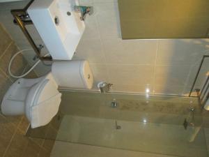 Vio Hotel Cimanuk Bandung في باندونغ: حمام مع مرحاض ومغسلة