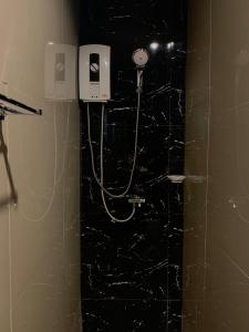 查汶的住宿－The CHESS Samui，浴室设有黑色瓷砖墙和电话