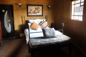 Tempat tidur dalam kamar di Soul Village Farm Self Catering Retreat